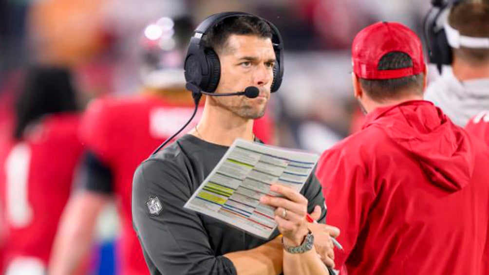 Dave Canales sigue de cerca las acciones de Tampa Bay Buccaneers