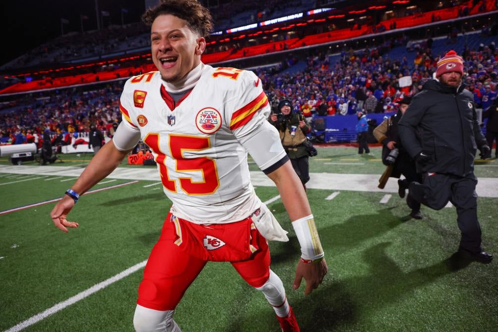 Mahomes celebrando la victoria frente a los Bills