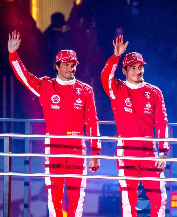 Carlos Sainz con Charles Leclerc, pilotos de Ferrari