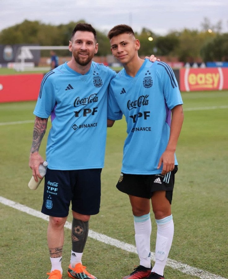 Claudio Echeverri con Lionel Messi