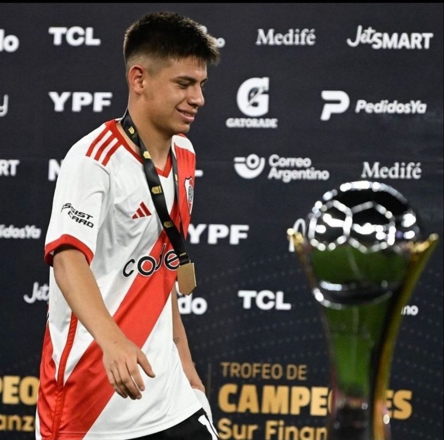 Claudio Echeverri seguirá con River Plate hasta enero de 2025