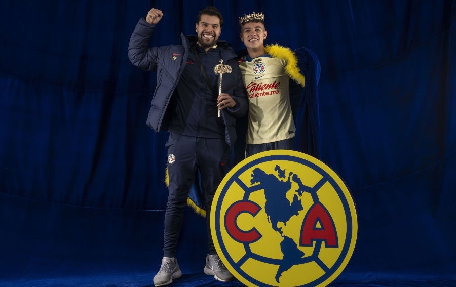 Araujo celebrando el título con Emilio Lara