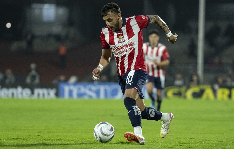 Alexis Vega en duelo ante Pumas