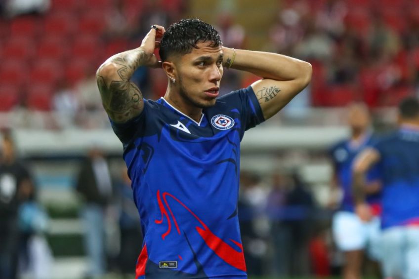 Salcedo durante el calentamiento con Cruz Azul