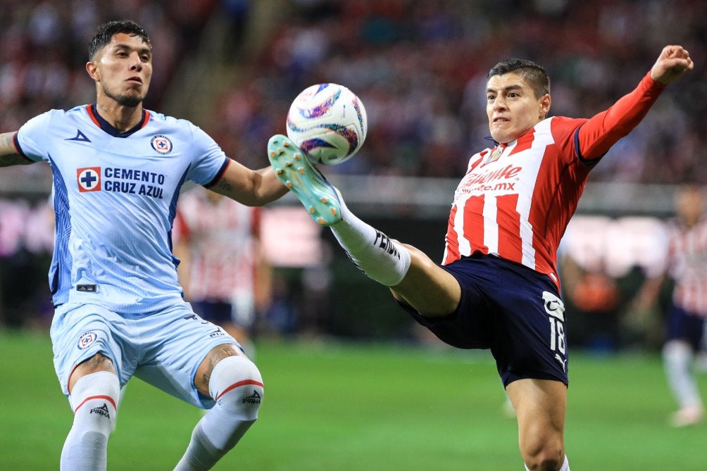 Salcedo durante el juego ante Chivas el semestre pasado