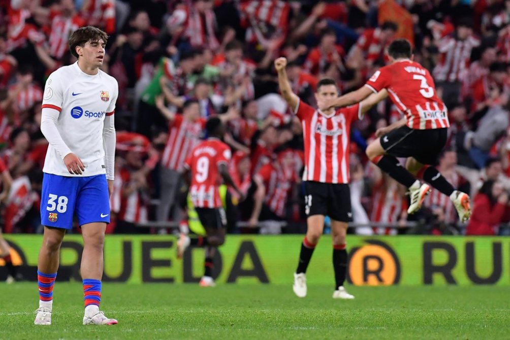 Jugadores del Bilbao celebran triunfo ante Barcelona