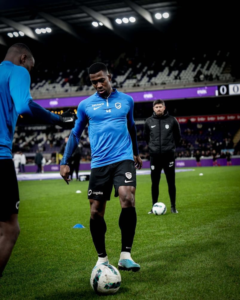 Jugadores de Genk calentando previo al compromiso ante Anderlecht