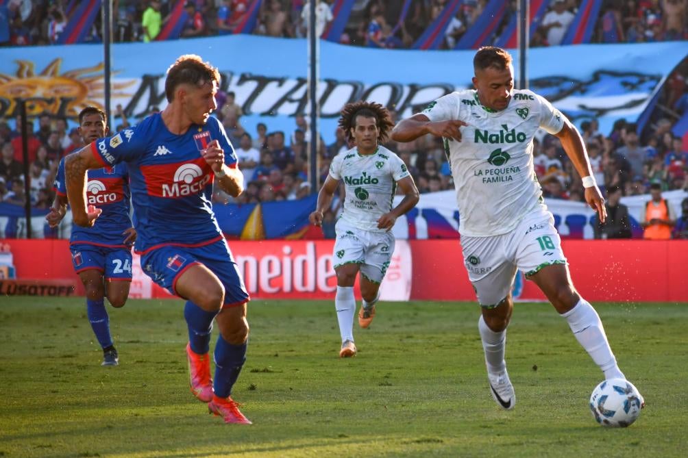 Morales durante el compromiso ante Tigre