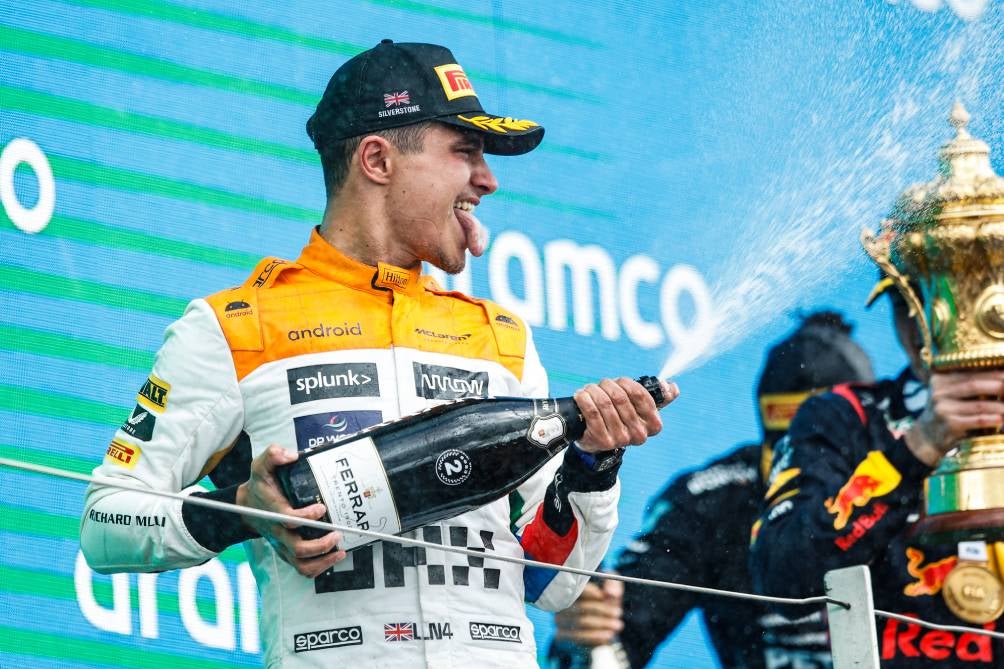 Norris en celebración de uno de sus podios con McLaren