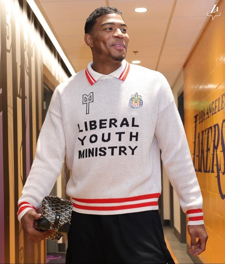 Rui Hachimura con el suéter de Chivas