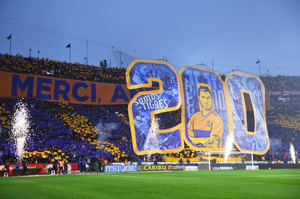 El homenaje de la afición a los 200 goles de Gignac