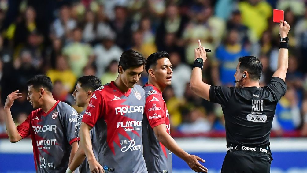 El arbitro mostró la segunda expulsión