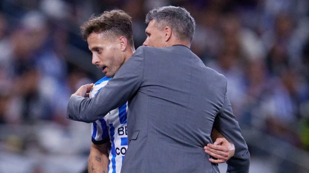 Tano Ortiz felicita a Sergio Canales por el partido que hizo