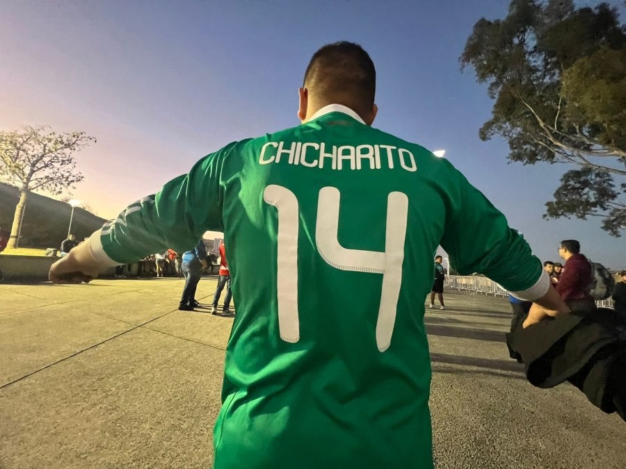 Aficionado con playera de México con dorsal de 'Chicharito'