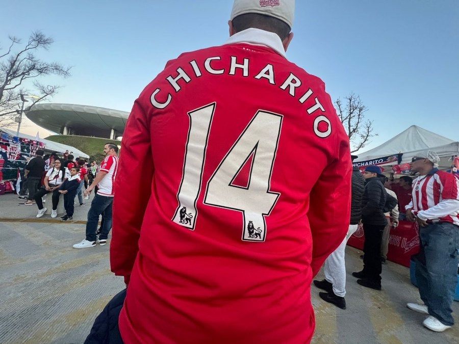 Aficionado con playera de Man Utd y dorsal de 'Chicharito'