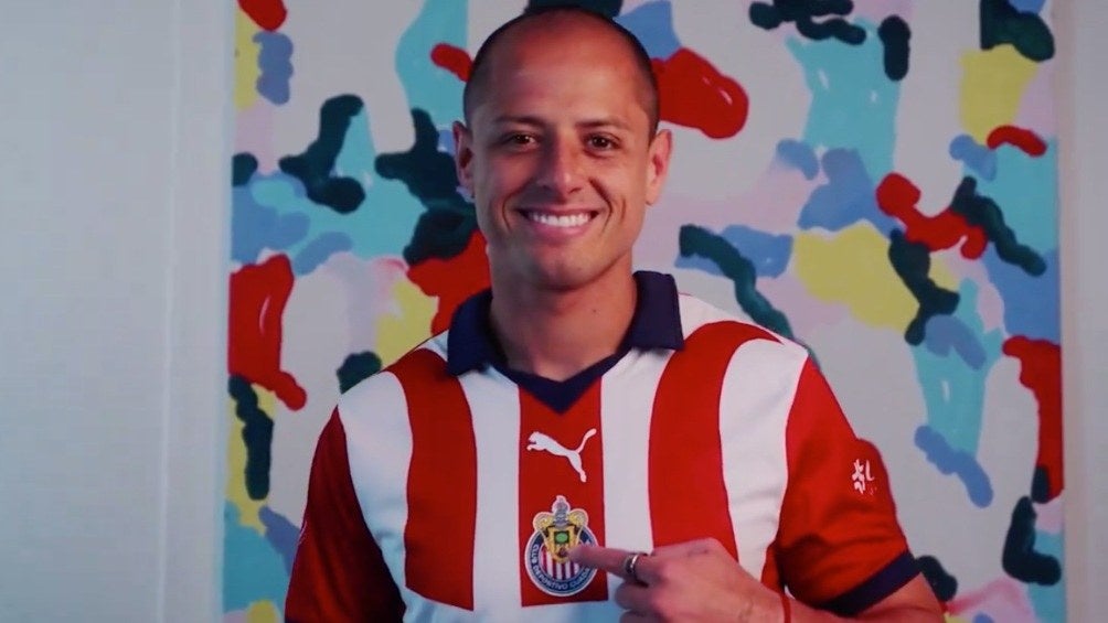 Javier Hernández con la camiseta de Chivas