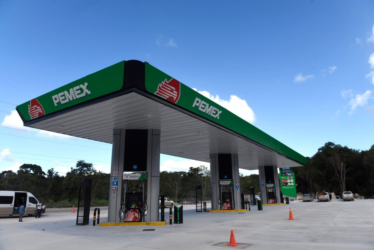 Los establecimientos trabajan bajó la operación de combustibles de Pemex.