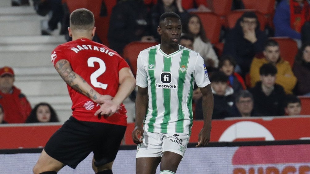 Mallorca de Javier Aguirre pierde en casa vs Betis con polémica del VAR incluida