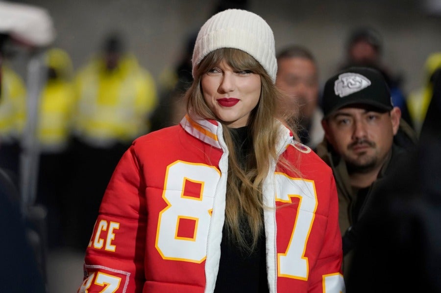 Taylor Swift con chamarra de Travis Kelce