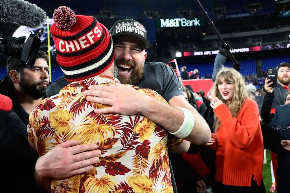 Los hermanos Kelce celebran el triunfo