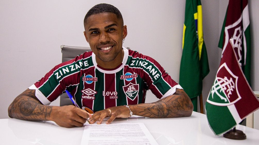 Douglas Costa firmó dos años con Fluminense