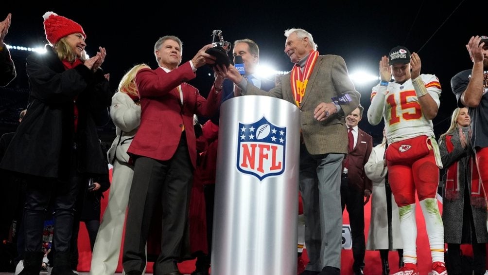 Entrega del trofeo Lamar Hunt