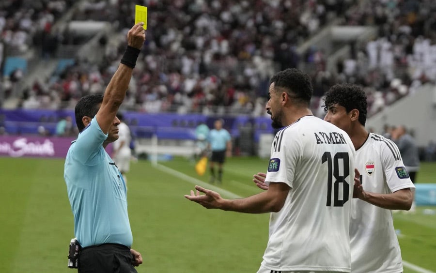 Aymen Hussein recibe segunda amarilla del juego