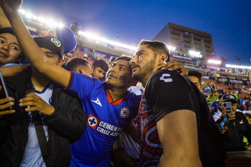 Chuy Corona con la afición de Cruz Azul