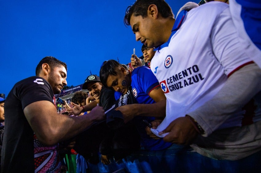 Chuy Corona con la afición de Cruz Azul