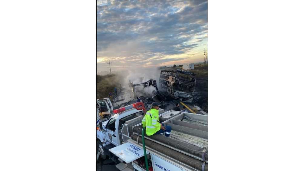 Hasta el lugar llegaron unidades de emergencia, pero las unidades ya estaban hechas cenizas. 