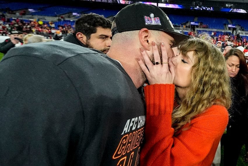 Taylor Swift y Travis Kelce tras conseguir el pase al Super Bowl