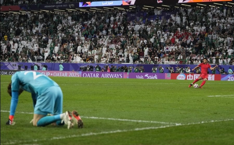 El portero Jo Hyeon-Woo en el césped mientras Hwang Hee-chan cobra el penalti decisivo