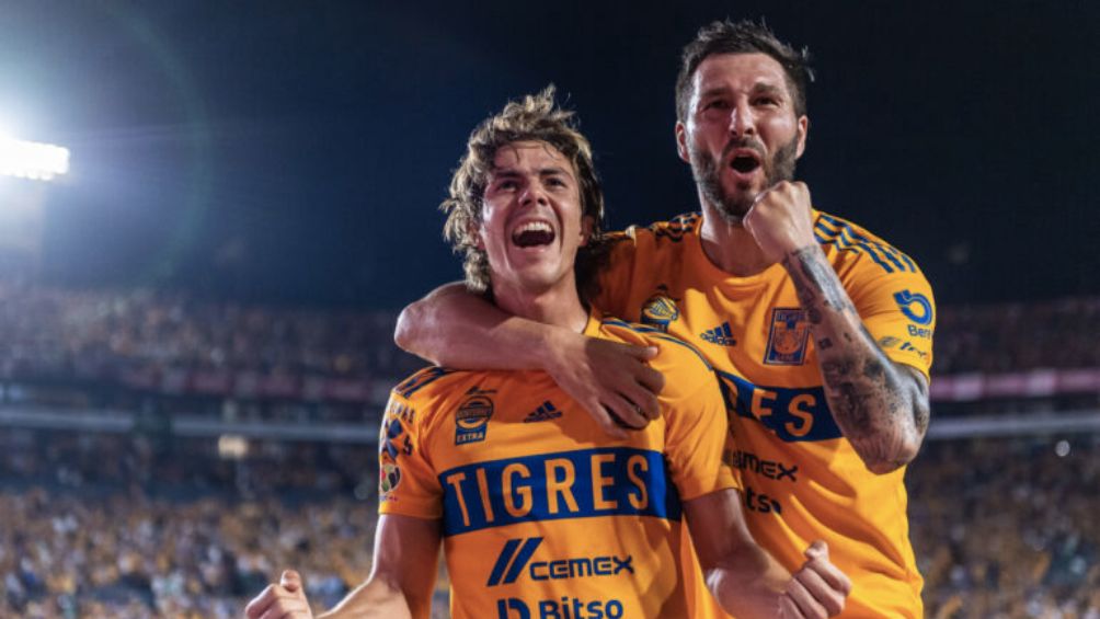 Córdova celebra gol con André Pierre-Gignac