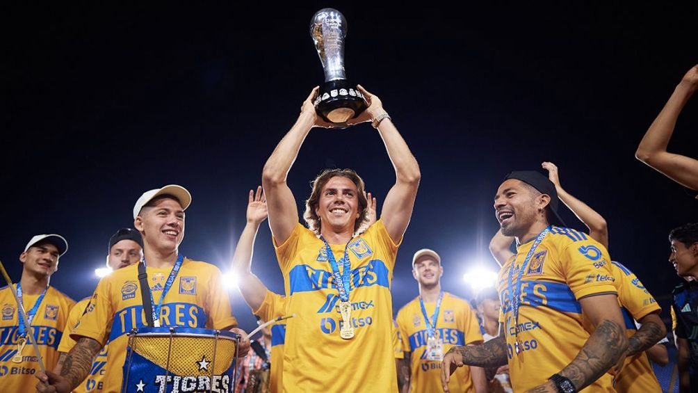 Sebastián Córdova celebra el campeonato con Tigres