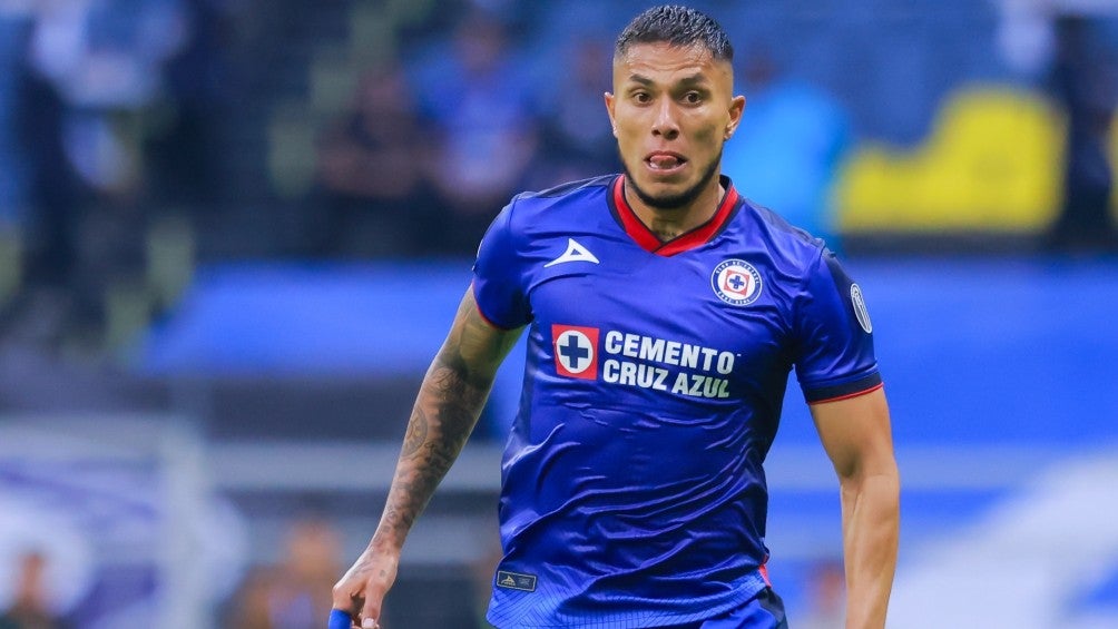 Carlos Salcedo en partido con Cruz Azul