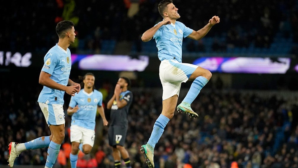 Julián Álvarez festeja sus 24 años con un doblete y el City vence 3-1 a Burnley