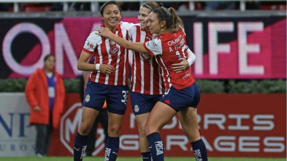 Chivas juega con futbolistas mexicanas