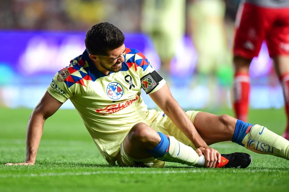 Henry con dolencia en el juego ante Necaxa