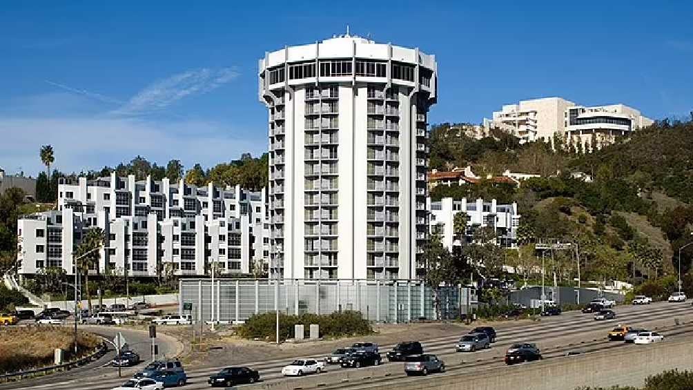 Isabelle Bradley se habría lanzado desde un balcón del Hotel Angeleno. 