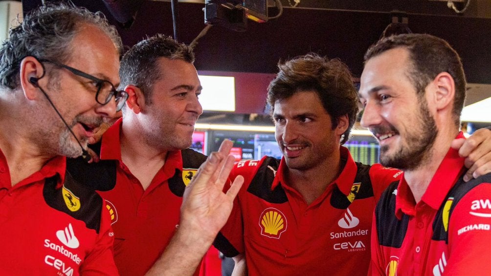 Sainz con los mecánicos de Ferrari 