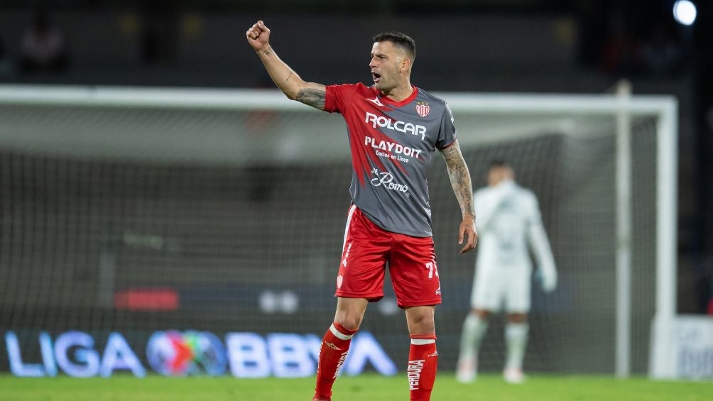 Edgar Méndez celebrando su gol