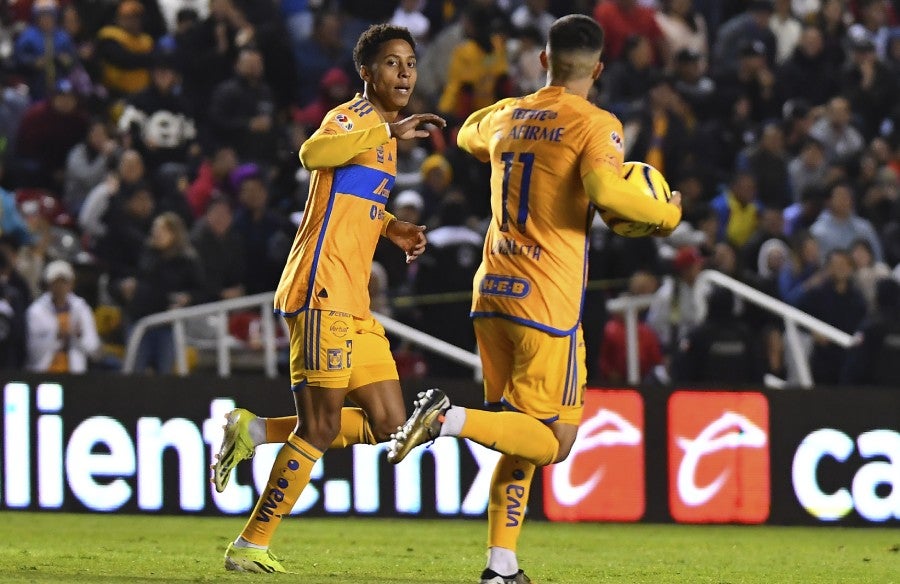 Ozziel Herrera celebra gol ante Querétaro