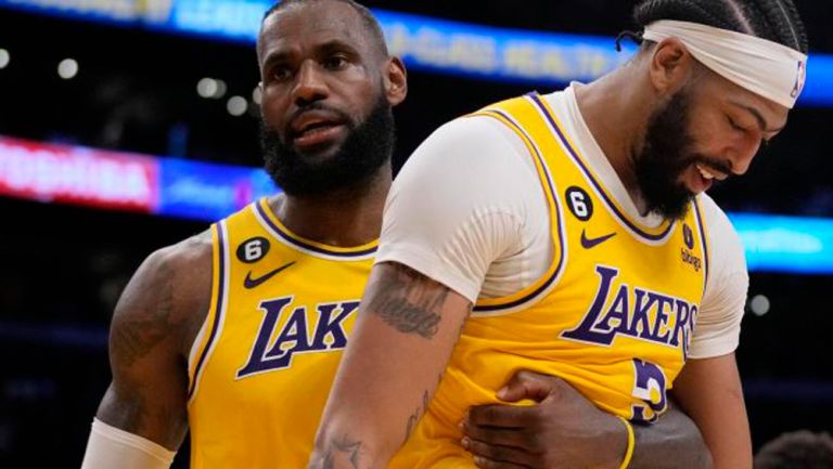 LeBron James y Anthony Davis en acción con los Lakers