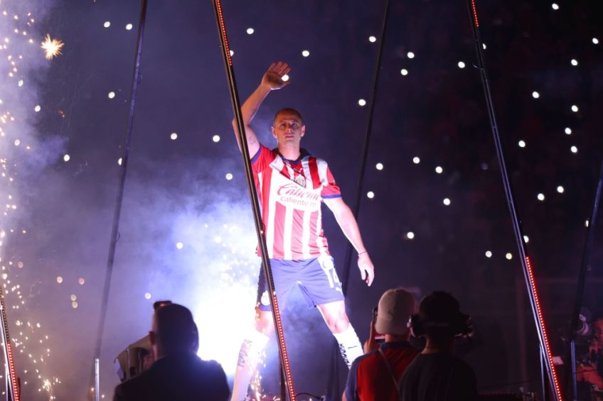 Pequeño aficionado de Chivas le hizo una petición a 'Chicharito'