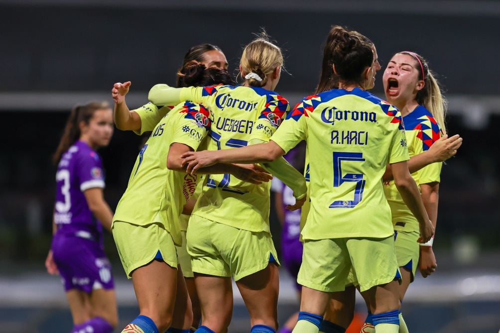 Jugadoras de América en festejo de gol