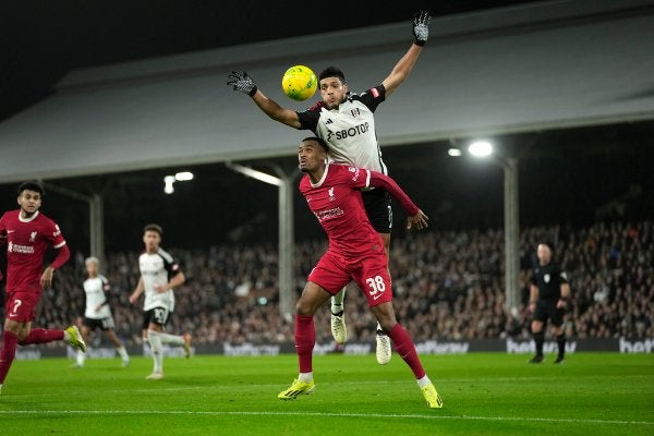 Raúl Jiménez en un partido con Fulham