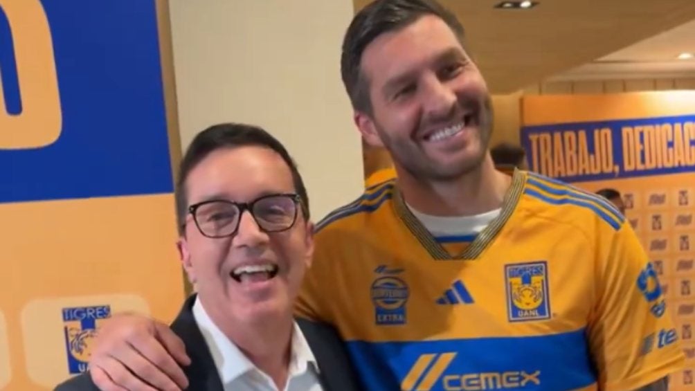 Gignac promete a Antonio Nelli su playera del gol 201 con Tigres