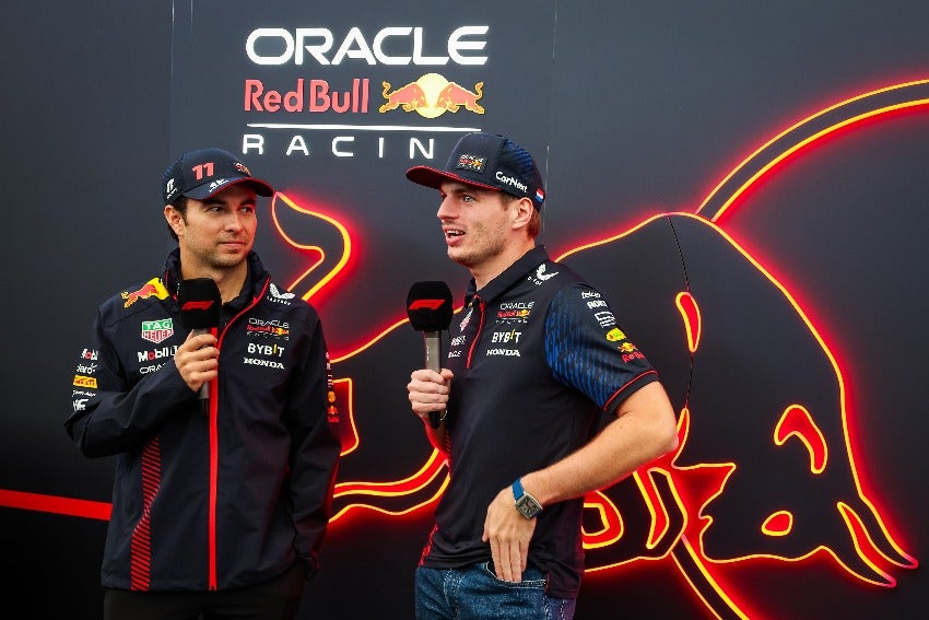 Checo Pérez y Carola Martínez en un evento de Red Bull