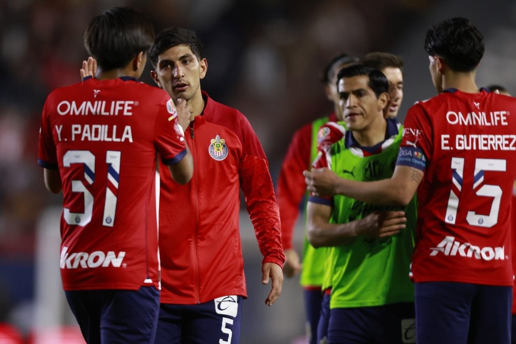 Jugadores de Chivas celebran victoria