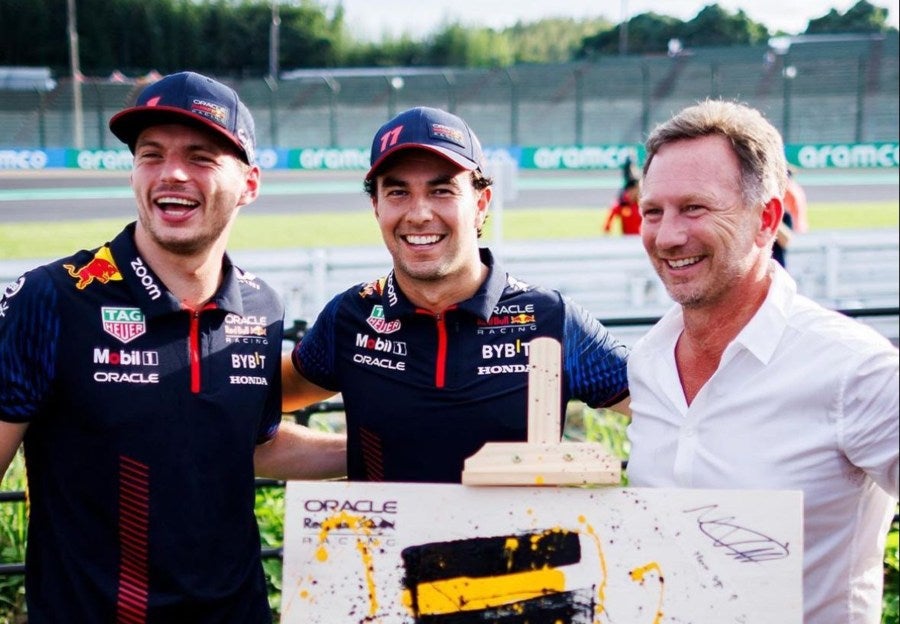 Red Bull (Max Verstappen, Checo Pérez y Christian Horner)  unido